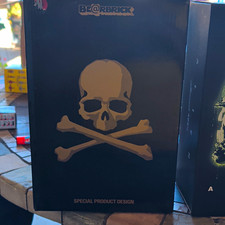 Medicom Toy Be@rbrick Skull & Crossbones Black/Gold Plastic Figure 15+ picture