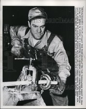 1952 Press Photo Yankees Hank Bauer at Kansas City in off season pipe fitting picture