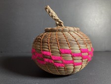 Native American Pine Needle Basket Lid & Pink Accents 4” * Exquisite picture