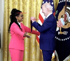 Gladys Knight Photo 8x10 National Medal of Arts President Joe Biden USA picture