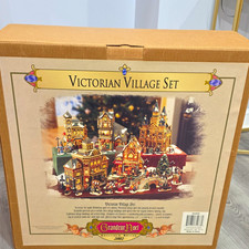 Grandeur Noel Collector's Edition Lighted Porcelain Christmas Village Set 2002 picture