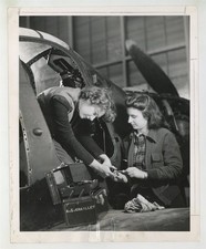 Women Aircraft Mechanic 1943 Female Aviation Pilot Plane WWII Photo J15505 picture