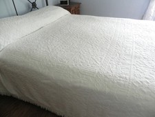 Vtg White Queen Hobnail Chenille Bedspread, excellent picture