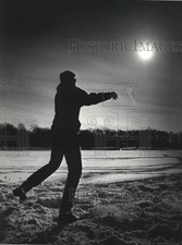 1990 Press Photo Andy Lemann during a game of disc golf at Brown Deer Park picture