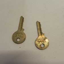 VINTAGE YALE PADLOCK W/ 2 YALE BRAND KEYS TESTED AND WORKS picture