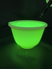 Vintage 30s Hamilton Beach Custard Glass Mixing Bowl 7” Uranium Glow picture