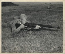 1943 Press Photo Private Henry Garbowski at Parris Island S.C. Rifle Range picture
