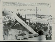 1966 Press Photo Passengers board airline at Sheremetievo airport in Moscow picture