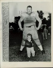 1953 Press Photo Bob Hogue, Marietta center, towers over infant Jeffrey Gray, OH picture
