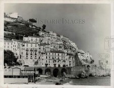 1964 Press Photo Cliff hanging houses in Amalfi near Naples, Italy - lry18125 picture