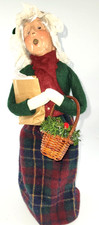 Byers Choice Caroler 2001 Old Woman Plaid Skirt Holding Basket and Gift Bag  13