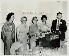1962 Press Photo Carl Erickson poses with ladies at Youth Center Conference picture