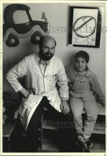 1989 Press Photo Dr. Marc Jacobson of Schneider Children's Hospital with Jason picture
