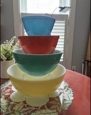 Vintage 1950’s Pyrex Bowl. Beautiful Condition Barley Used. No Chips Cracks picture