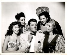 LMPE30 Orig Photo HANDSOME ACTOR JACK CARSON & UNKNOWN BEAUTIFUL WOMEN STARLETS picture