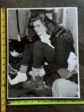 BROOKE SHIELDS Photo Vintage 1979 11x14 Ice Skating Sherman Square Rink CA picture