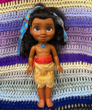 Disney Moana Girl Doll Curly Hair Floral Skirt Blue Necklace Traditional picture