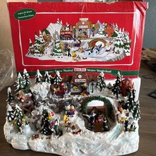 Looney Tunes Musical Animated Winter Wonderland Tested Read Christmas Decor 2000 picture