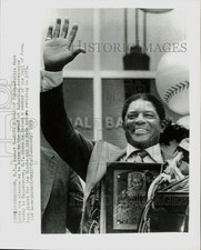 1979 Press Photo Willie Mays holds plaque at ceremony in Cooperstown, New York picture