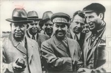 1954 Press Photo Nikita Khrushchev, Georgi Malenkov and a farmer on farm tour. picture