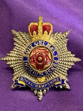 Genuine QC Royal Hampshire Regiment Officers Silver/Gilt/Enamel Cap Badge lugs picture