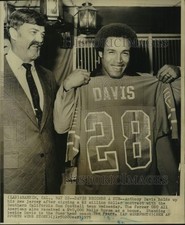 1975 Press Photo Anthony Davis holds jersey after signing contract with Suns picture
