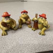 Vtg Hong Kong Plastic Red-Hatted Frog Trio Holding Beer Bottles SET Alcohol Beer picture