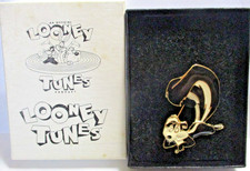 VINTAGE 1995 PEPE LE PEW ENAMEL PIN IN ORIGINAL LOONEY TUNES BOX, NEW UNUSED picture