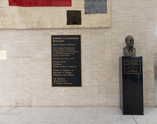 Photo:Hubert H Humphrey Building lobby dedication plaque bust 1970s picture