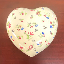 Heart-Shaped Floral Ceramic Trinket Box with Lid, White Multicolor picture