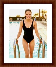 Melissa Benoist 8.5 x 11 Color Unframed Collectable Photograph picture