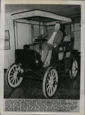 1955 Press Photo Henry Austin Clark Jr. poses at 1900 Columbia electric surrey picture