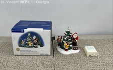 “Santa Comes To Town”2001 Lighted Department 56 The Original Snow Village VGC picture