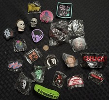Lot Of 22 HALLOWEEN Trinkets Chucky Universal City Studios Patches Keychains Et picture