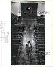 1990 Press Photo Reverend Isaac Bivens in Lawless Chapel at Dillard University picture