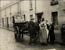 1912 Press Photo Man with wagon full of coal selling to women in Swansea, Wales picture