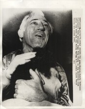 1975 Press Photo HoFer Sparky Anderson Hugs HoFer Tony Perez after WS Win picture