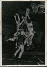 1940 Press Photo Two opposing teams in baskettball action on the court picture