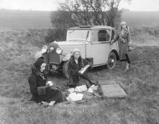 Pausing for picnic during a motoring holiday in Surrey 1925 OLD PHOTO picture