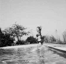 Actress Adelle August poses at home in Los Angeles 1955 OLD PHOTO 19 picture