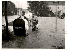 LG976 1961 Original UPI Photo GALLANT GESTURE HELPING WOMEN IN HURRICAN CARLA picture