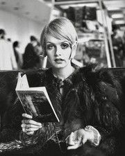 TWIGGY 8x10 PHOTO WM picture