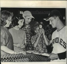 1964 Press Photo Wally Bunker signed an autograph for a youngster with camera picture