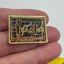Vintage Arizona Desert Saguaro Cactus Scene Enamel Lapel Pin Gold Ton picture