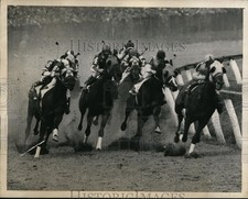 1945 Press Photo Eddie Arcaro on Hillyer Court, M Caffarell on Zacotilla at NY picture