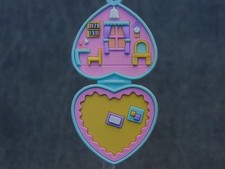 Mattel NEW * Polly Pocket Compact Clip * Blind Bag Anniversary Key Monogram picture