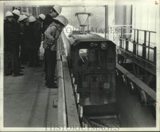 1979 Press Photo Visitors inspect Molybdenum Process Operation in Henderson Mill picture
