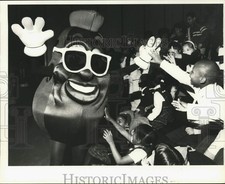 1989 Press Photo California Raisins mascot visits Boston Public Library picture