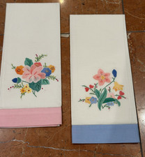 HAND TEA TOWELS SET LOT PAIR 2 APPLIQUE EMBROIDERY FLORAL PINK BLUE VINTAGE NEW picture