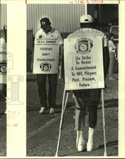 1987 Press Photo NFL football player James Geathers walks a picket line picture
